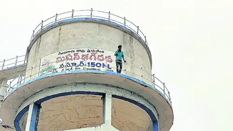 వాటర్‌ ట్యాంకు ఎక్కి యువకుడి హల్‌చల్‌