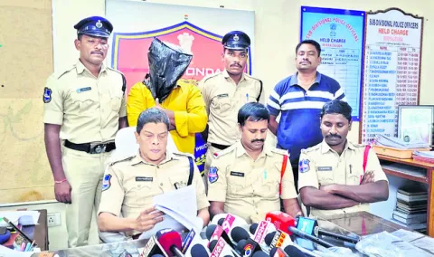 పెట్రోల్‌ బంకుల్లో మోసాలకు పాల్పడుతున్న వ్యక్తి అరెస్ట్