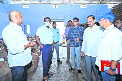 రైస్‌మిల్లుల్లో కలెక్టర్‌ ఆకస్మిక తనిఖీ 