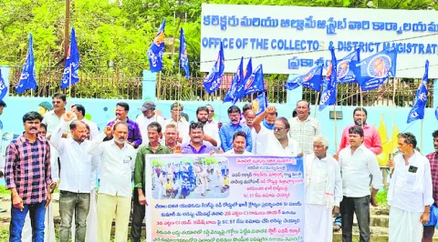 బడుగు యువకులపై దాడి మంత్రి మనోహర్‌ పనే.. 