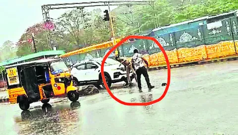 ట్రాఫిక్‌ హోంగార్డ్‌పై ఆటో డ్రైవర్‌ దాడి 