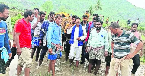 అంతిమ సంస్కారాలకు అవస్థలు