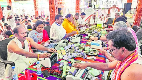  Staff counting hundis income