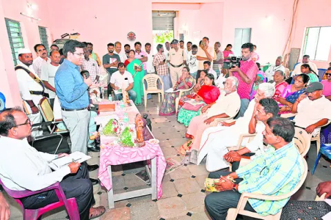 హస్తకళ బొమ్మలు లేపాక్షిలో విక్రయం