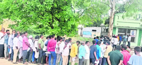 ‘జీలుగ’ కోసం బారులు