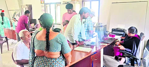 ● సర్వర్‌ డౌన్‌.. అంతా పరేషాన్‌ 