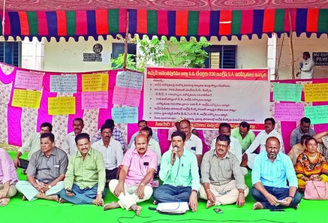 రెండోరోజూ ఎస్‌ఏ ఇంగ్లిష్‌ టీచర్ల ధర్నా 