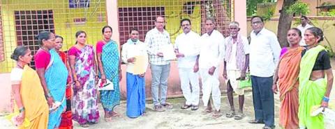 అటవీ అధికారులపై కేసులు పెట్టాలి