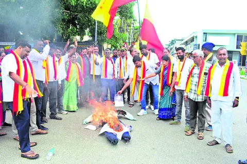 కమల్‌హాసన్‌ దిష్టిబొమ్మ దగ్ధం 