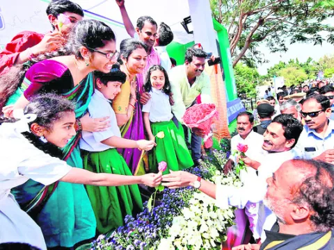 చదువుకు ఊపిరి..అమ్మఒడి 