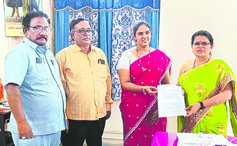 ప్రధానోపాధ్యాయులకు ఉద్యోగోన్నతి ధ్రువపత్రాలు అందజేత 