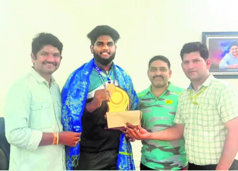 మార్షల్‌ ఆర్ట్స్‌లో బంగారు పతకం 