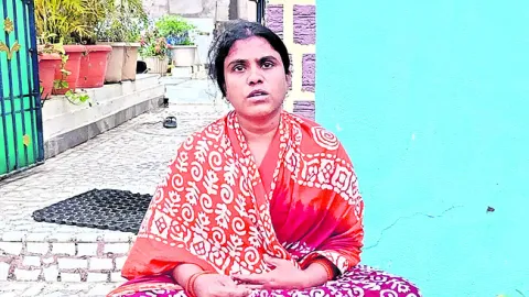 భర్త ఇంటి ముందు భార్య నిరసన