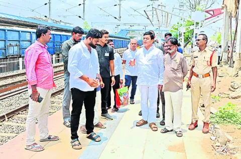 రైల్వే పనుల్లో వేగం పెంచాలి