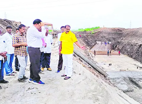 బీడీసీ రిటైనింగ్‌ వాల్‌ పనులపై మంత్రి అసంతృప్తి – కాంట్
