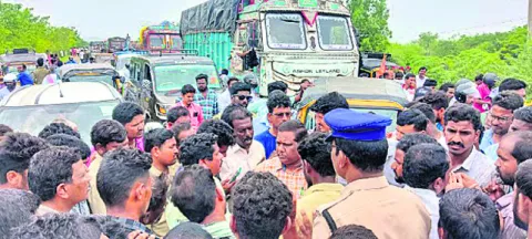ధాన్యం తరలించాలని రైతుల ఆందోళన 