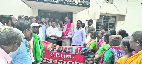 పట్టాదారులకే భూమి కబ్జా ఇవ్వాలి
