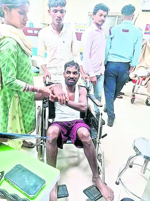 రోడ్డు ప్రమాదంలో ఇద్దరికి గాయాలు 