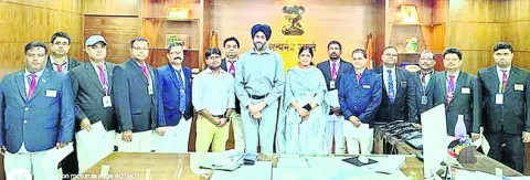 టికెట్‌ తనిఖీ సిబ్బందికి డీఆర్‌ఎం సన్మానం 