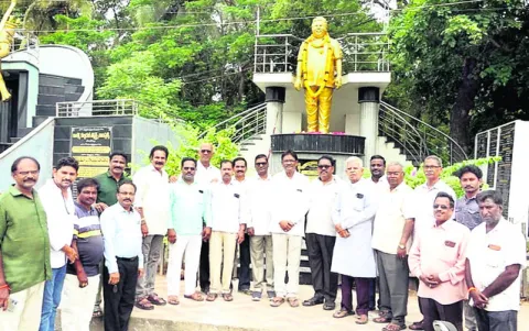 ఘనంగా దర్శకరత్న దాసరి వర్థంతి 