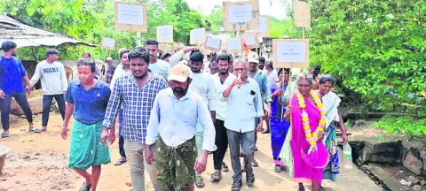 కొనసాగుతున్న నిర్వాసితుల దీక్ష