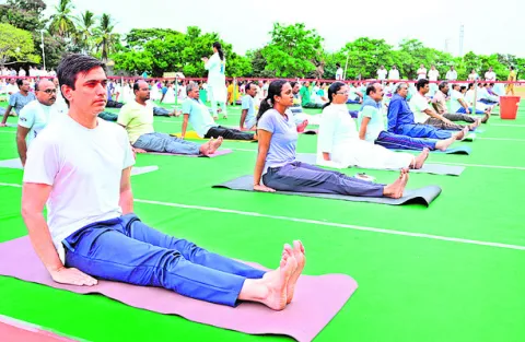 యోగా అలవర్చుకోవాలి