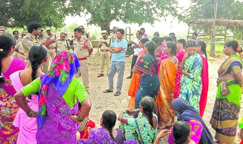 మొక్కలు నాటి సంరక్షించాలి