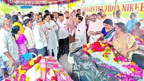 తోడికోడళ్లకు మంత్రి మనోహర్‌ నివాళి 