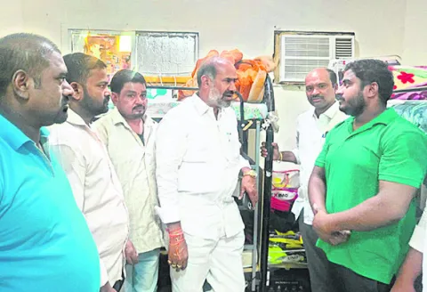 ధాన్యం రాశిపై అడవి పందుల దాడి 
