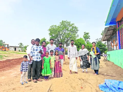 ప్రభుత్వ పాఠశాలల్లోనే విద్యార్థులను చదివించాలి 