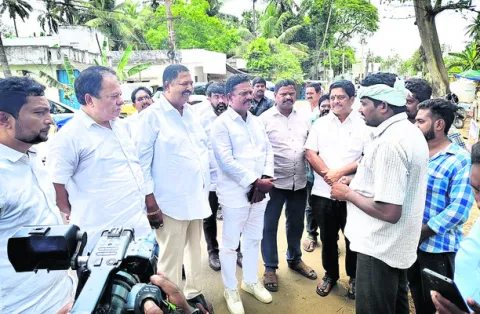 పేదల ఇళ్ల తొలగింపు అన్యాయం 