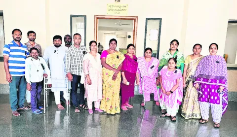 ఆందోళన బాటలో ఉపాధి ఉద్యోగులు