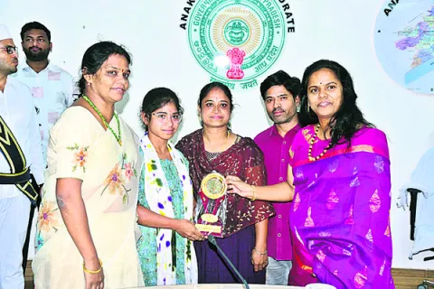 ఉత్తమ ఫలితాలు సాధించిన విద్యార్థినులకు కలెక్టర్‌ అభినంద