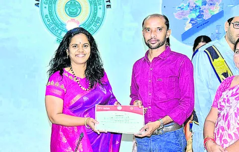 ప్రత్యేక ఉపాధ్యాయుడికి అభినందన