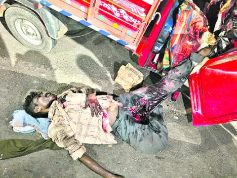 ట్రాలీని ఢీకొన్న గూడ్స్‌ వాహనం 