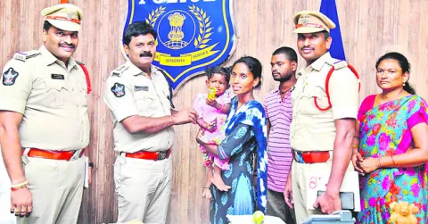 తల్లిదండ్రుల చెంతకు చిన్నారి