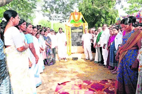 అభివృద్ధి పనులకు శంకుస్థాపన
