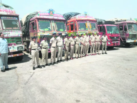 అక్రమంగా ధాన్యం తరలిస్తున్న లారీల పట్టివేత