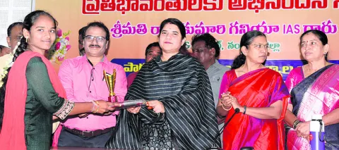 ‘పది’ విద్యార్థులకు అభినందన 