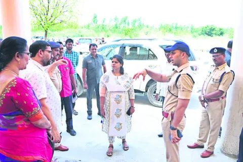సకాలంలో పరీక్ష కేంద్రాలకు చేరుకోవాలి
