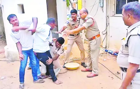మద్యం మత్తులో పోలీసులపై దాడి 