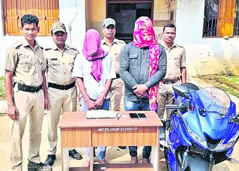 ఇద్దరు చైన్‌ స్నాచర్లు అరెస్టు