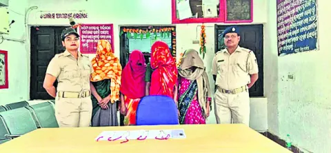 మోసగించిన కేసులో నలుగురు మహిళల అరెస్టు