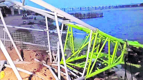 వంతెన నిర్మాణంలో క్రేన్‌ కూలి ముగ్గురు మృతి 