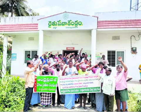 సంచుల కోసం రైతుల ధర్నా 