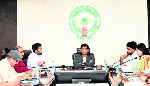 ప్రభుత్వ భూములకు రక్షణ కల్పించాలి 