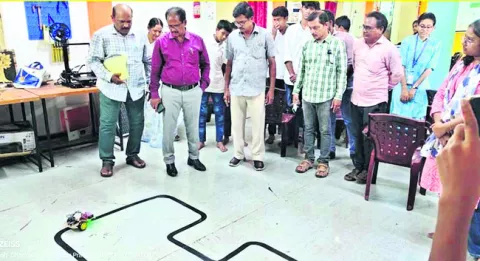 సమ్మర్‌ బూట్‌ క్యాంప్‌ను సందర్శించిన డీఈవో