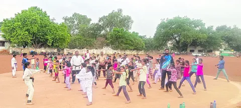కొనసాగుతున్న ఉచిత కరాటే శిబిరం 