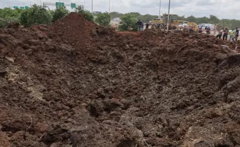 25 Meter Deep Crater At Israel Biggest Airport After Houthi Missile Strike2