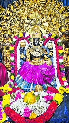 స్వర్ణ ప్రకాశ రూపిణిగా బగళాముఖి 
